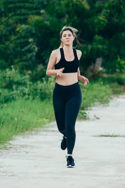 Mujer corriendo. Corredor femenino corriendo durante el entrenamiento al aire libre. Modelo de fitness al aire libre . — Foto de Stock