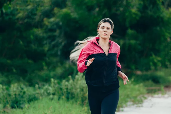 Mujer corriendo. Corredor femenino corriendo durante el entrenamiento al aire libre. Modelo de fitness al aire libre . — Foto de Stock