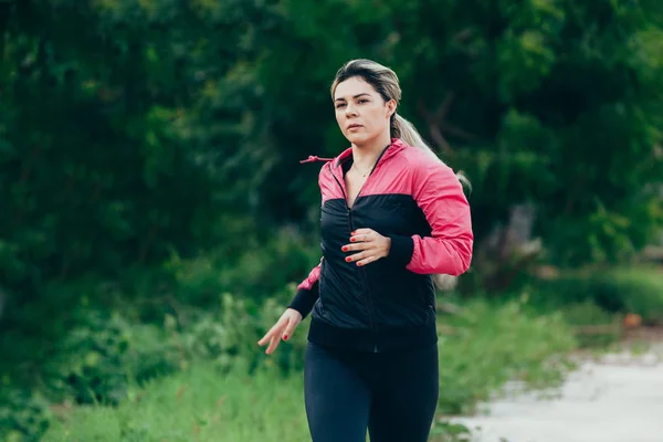 Mujer corriendo. Corredor femenino corriendo durante el entrenamiento al aire libre. Modelo de fitness al aire libre . — Foto de Stock