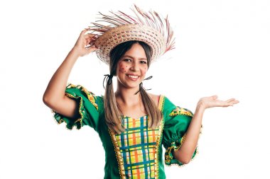 Festa Junina için tipik kıyafetler giyen Brezilyalı kadın.