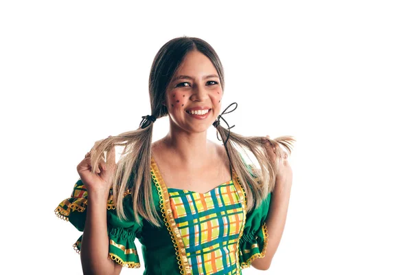 Mujer brasileña vestida con ropa típica para la Festa Junina — Foto de Stock