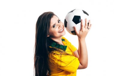 Beyaz arka plan üzerinde izole topu ile kadın futbol fan