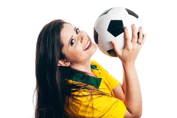 Жіночий футбольний вентилятор з м'ячем ізольовано на білому тлі — стокове фото