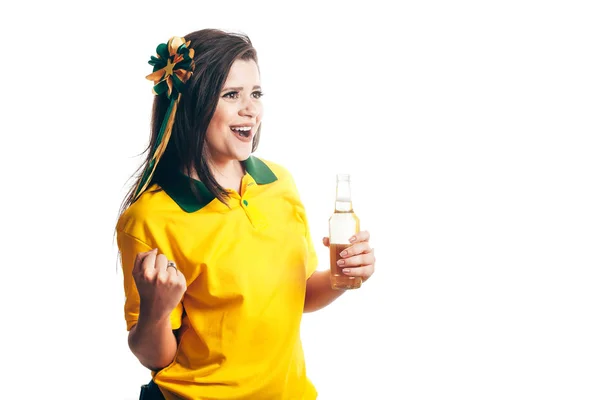 Braziliaanse vrouwelijke fan viert met bier op witte achtergrond — Stockfoto