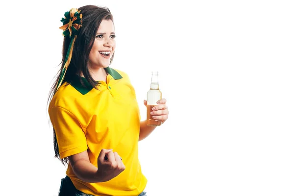 Fã brasileira comemorando com cerveja em fundo branco — Fotografia de Stock