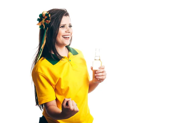 Abanico brasileño celebrando con cerveza sobre fondo blanco —  Fotos de Stock