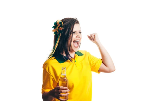 Fã brasileira comemorando com cerveja em fundo branco — Fotografia de Stock