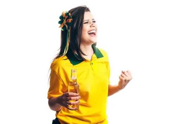 Бразильская фанатка празднует с пивом на белом фоне — стоковое фото