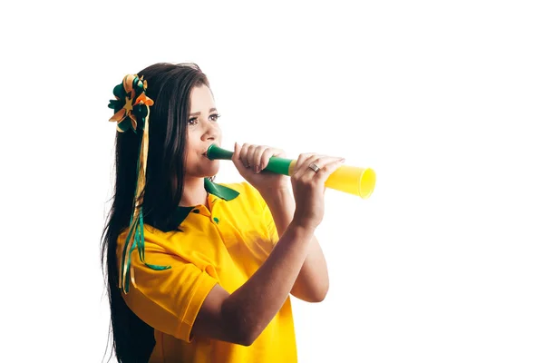Бразильському вентилятор cheering з пластикових роги ізольовані на білому тлі — стокове фото