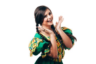 Festa Junina için tipik kıyafetler giyen Brezilyalı kadın.