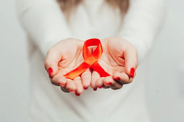 Mulher segurando fita vermelha para conscientização sobre a doença do HIV, 1 de dezembro Conceito do Dia Mundial da AIDS . — Fotografia de Stock