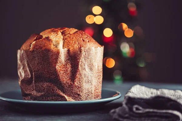 Panettone gâteau de Noël et décorations de Noël . — Photo