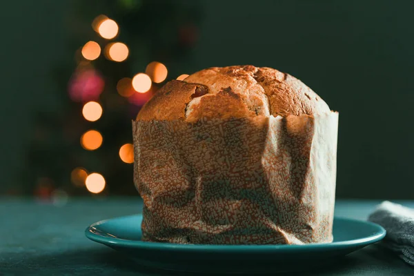 Panettone gâteau de Noël et décorations de Noël . — Photo