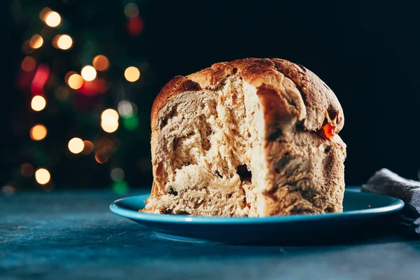 Bolo de Natal panettone e decorações de Natal . — Fotografia de Stock