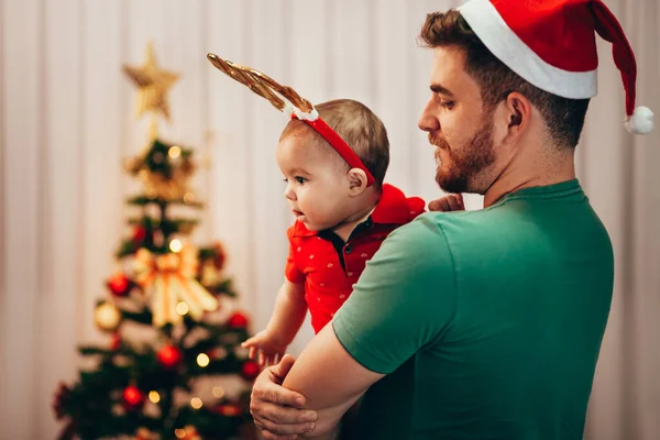 Ayah yang bermain-main menunjukkan pohon Natal kepada anak bayinya — Stok Foto