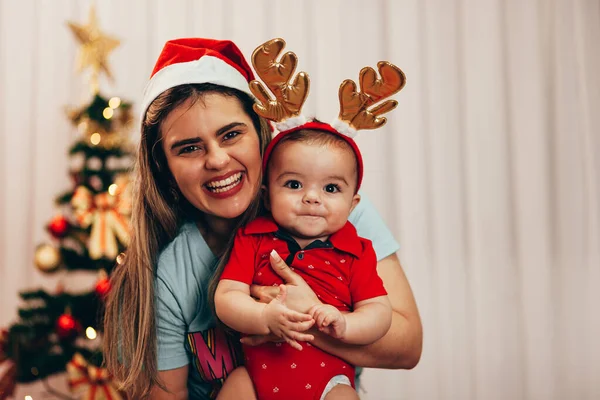 Ibu dan bayinya bermain di rumah pada hari libur Natal — Stok Foto