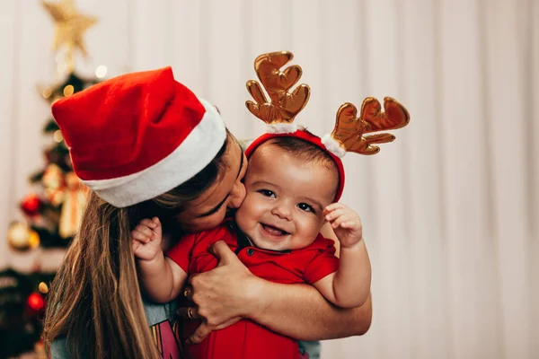 Ibu dan bayinya bermain di rumah pada hari libur Natal — Stok Foto