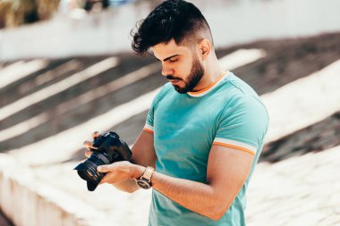 Şehirde DSR kamerası olan genç bir adam.