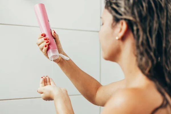 Jovem mulher lavando o cabelo com shampoo no chuveiro — Fotografia de Stock