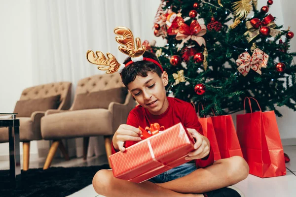 เด็กน้อยที่มีความสุขและตลกพร้อมของขวัญและต้นคริสต์มาสสุข สุขสันต์วันคริสต์มาสและปีใหม่ . — ภาพถ่ายสต็อก