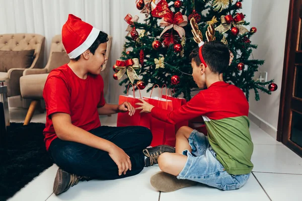 เด็กชายที่มีความสุขและตลกกับของขวัญและต้นคริสต์มาสสุข สุขสันต์วันคริสต์มาสและปีใหม่ . — ภาพถ่ายสต็อก