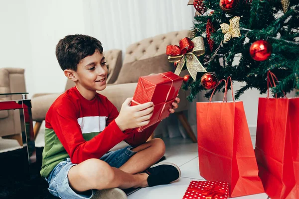 เด็กน้อยที่มีความสุขและตลกพร้อมของขวัญและต้นคริสต์มาสสุข สุขสันต์วันคริสต์มาสและปีใหม่ . — ภาพถ่ายสต็อก