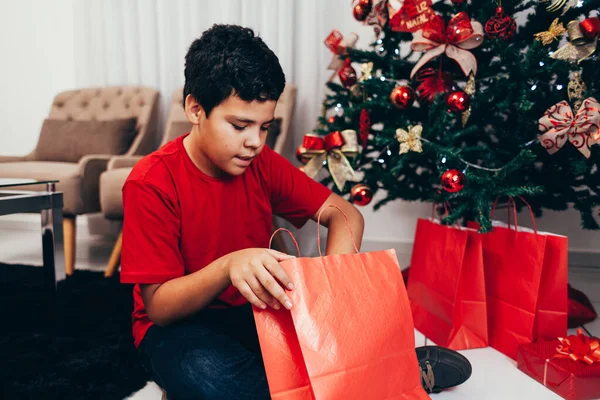 เด็กน้อยที่มีความสุขและตลกพร้อมของขวัญและต้นคริสต์มาสสุข เอ็ม — ภาพถ่ายสต็อก