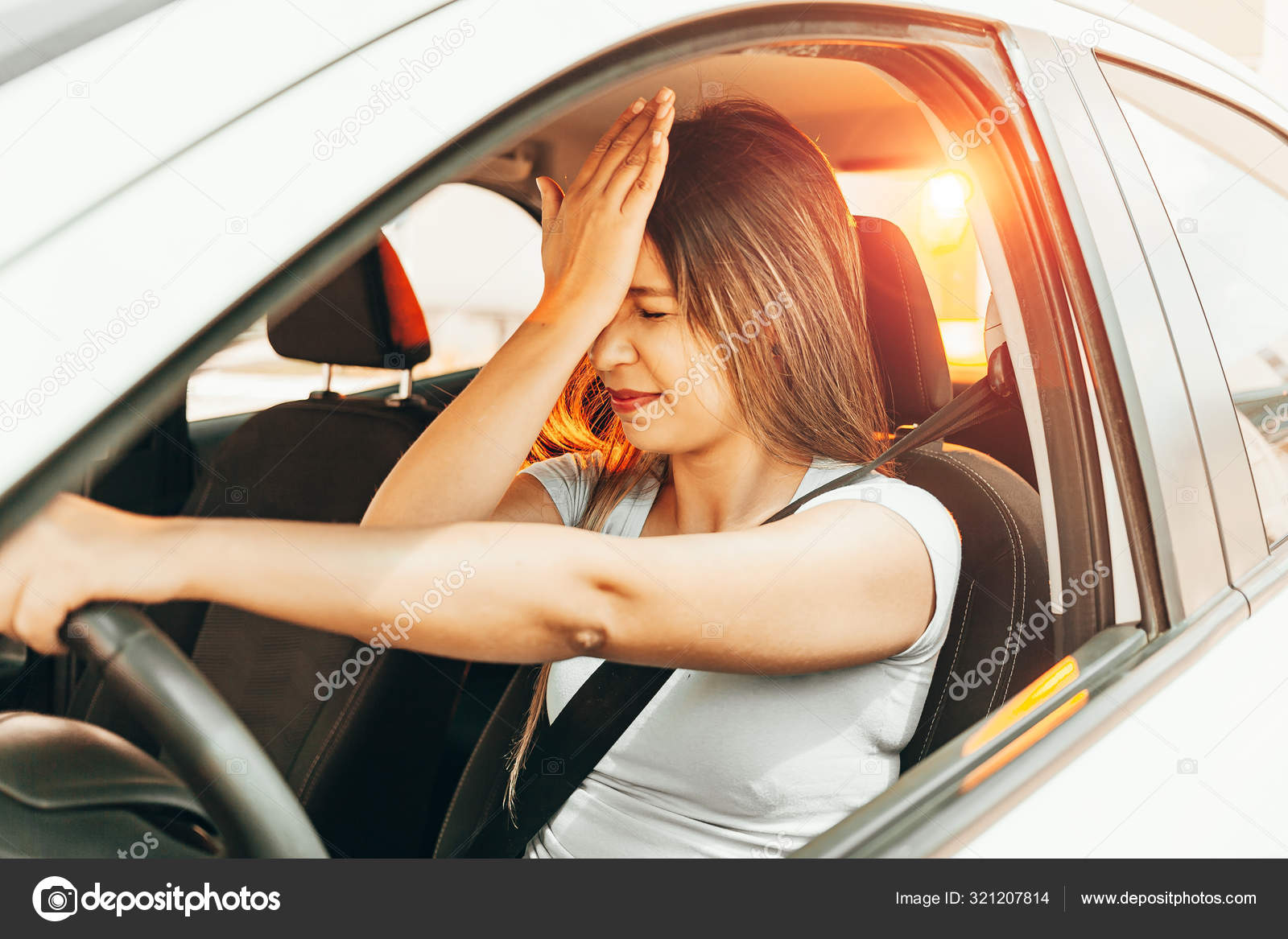 Stressé jeune femme conducteur assis à l'intérieur de sa voiture