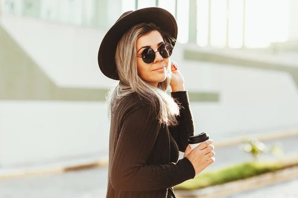 Ritratto esterno di donna con cappello e occhiali da sole — Foto Stock