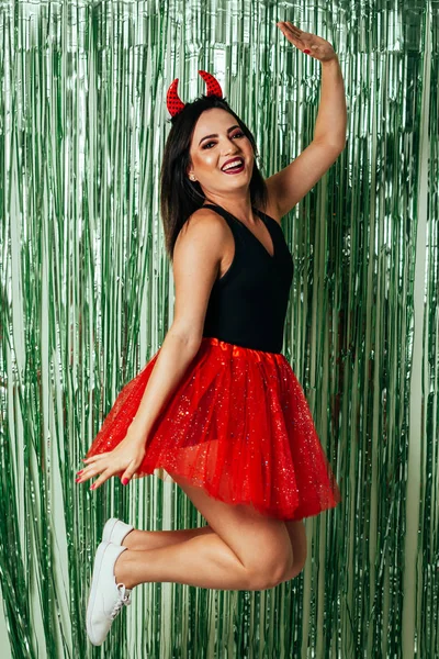 Carnaval Brasileiro. Jovem no traje curtindo a festa de carnaval — Fotografia de Stock