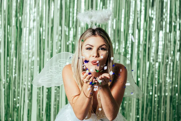 Karnaval Brasil. Wanita muda dalam kostum menikmati pesta karnaval meniup confetti — Stok Foto