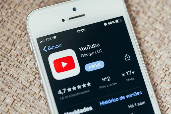 Campina grande, paraiba, brasilien - 27. November 2019. man hält iphone und sieht Apple Store Bildschirm der App youtube — Stockbild Campina grande, paraiba, brasilien - 27. November 2019. man hält iphone und sieht Apple Store Bildschirm der App youtube — Stockfoto