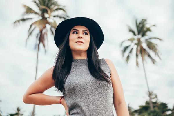 Portrait of elegant woman outdoor with palm trees in the background — Stok Foto