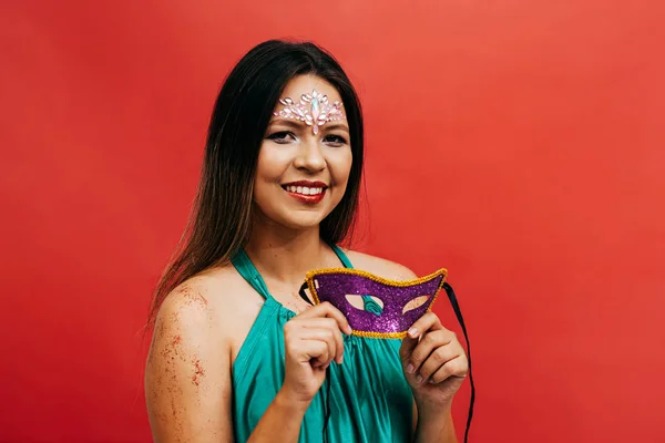 Mulher mascarada comemorando a festa de carnaval brasileira — Fotografia de Stock