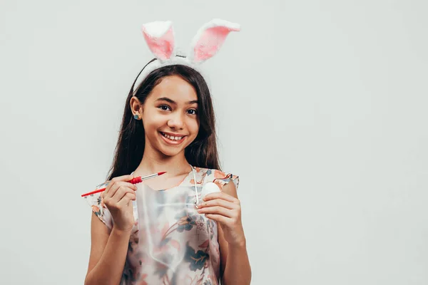 Retrato Una Niña Feliz Celebrando Pascua Sobre Fondo Blanco — Foto de Stock