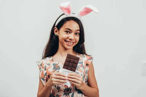 Retrato Una Niña Feliz Celebrando Pascua Comiendo Chocolate —  Fotos de Stock