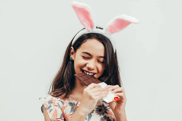 Retrato Menina Feliz Comemorando Páscoa Comer Chocolate — Fotografia de Stock