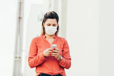 Şehirde koronavirüs salgını olduğu için yüz maskesi takan Brezilyalı bir kadın. Covid 19