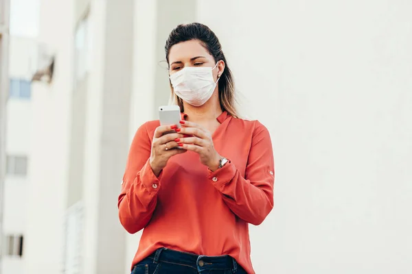 Mujer Brasileña Con Mascarilla Facial Por Pandemia Coronavirus Ciudad Covid — Foto de Stock