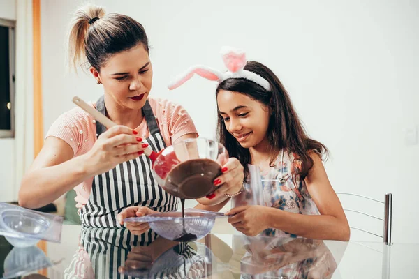 Moeder Dochter Maken Zelfgemaakte Chocolade Paaseieren Pasen Brazilië — Stockfoto