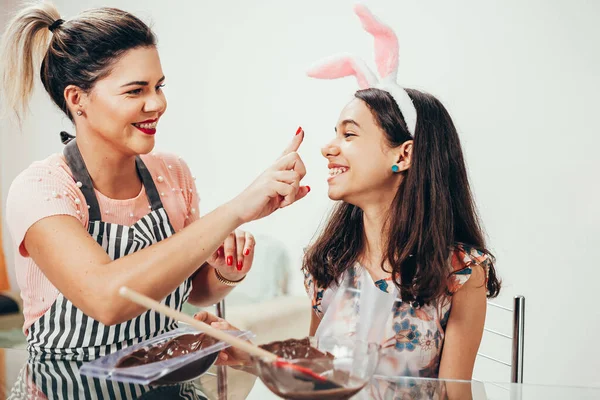 Moeder Dochter Maken Zelfgemaakte Chocolade Paaseieren Pasen Brazilië — Stockfoto