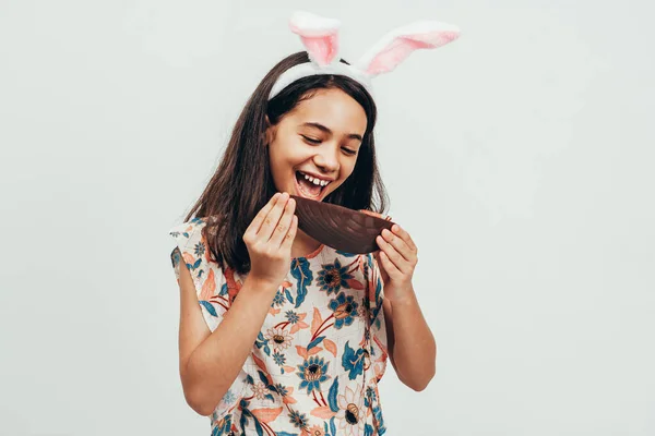 Gadis Kecil Yang Manis Mengenakan Telinga Kelinci Makan Telur Paskah — Stok Foto