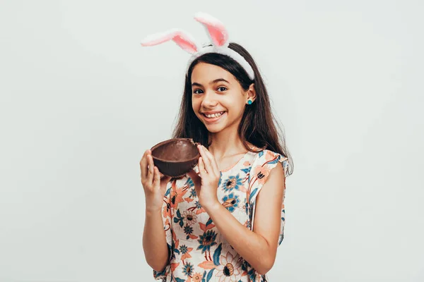 Dulce Niña Con Orejas Conejito Comiendo Huevo Pascua Chocolate Semana — Foto de Stock
