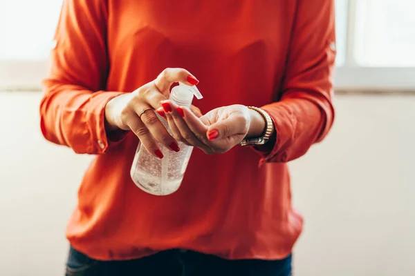Mujeres Lavándose Las Manos Con Gel Alcohol Desinfectante Jabón Antibacteriano —  Fotos de Stock