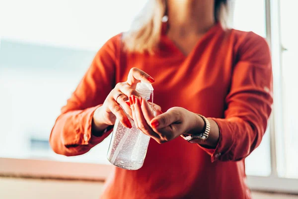 Mulheres Lavando Mãos Com Gel Álcool Saboneteira Antibacteriana Conceito Higiene — Fotografia de Stock