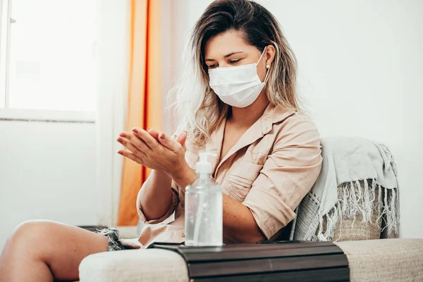 Coronavirus Wanita Karantina Memakai Topeng Pelindung Membersihkan Tangannya Dengan Gel — Stok Foto