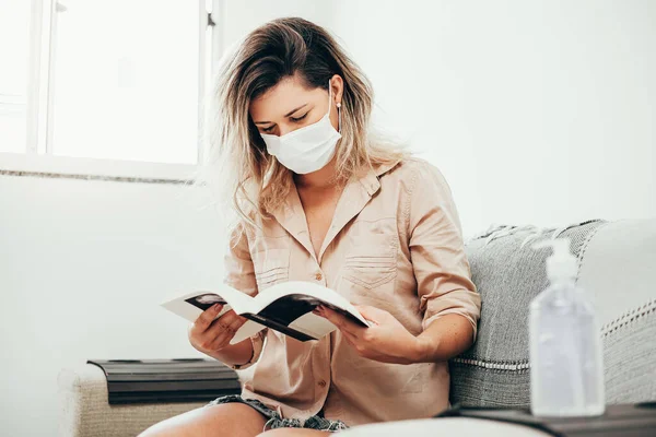 Coronavirus Covid Mujer Cuarentena Usando Libro Lectura Máscara Protectora Sala —  Fotos de Stock