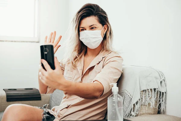 Coronavirus Covid Cuarentena Mujer Con Máscara Protectora Haciendo Videollamada Teléfono — Foto de Stock