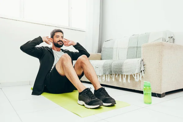 Man Tränar Hemma Gör Sit Ups — Stockfoto