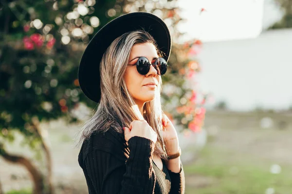 Retrato Mujer Elegante Con Sombrero Fedora Gafas Sol Aire Libre —  Fotos de Stock